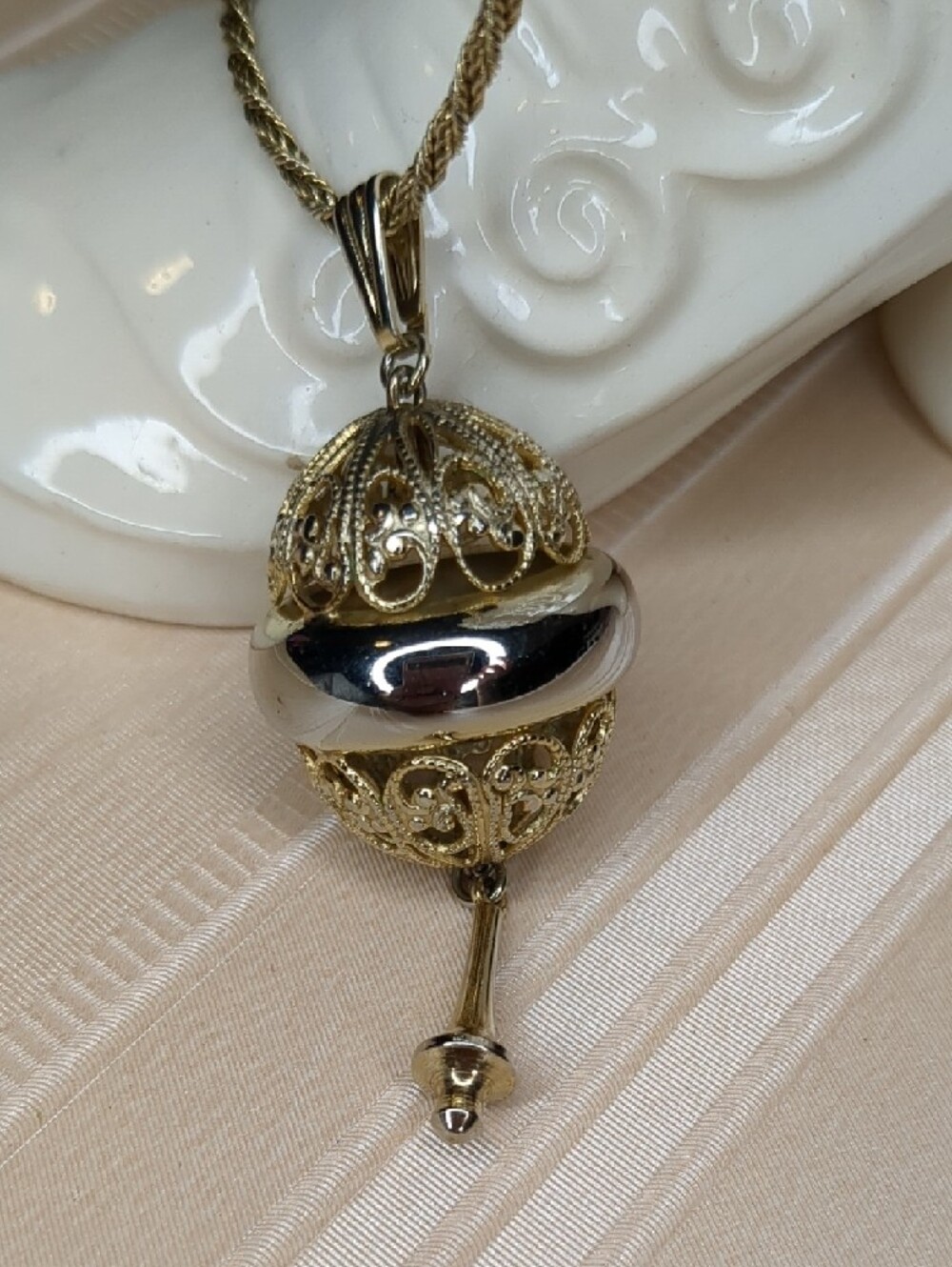 Vintage 60s Gold-Tone Filigree Dreidel Pendant Necklace Elegant - Picture 9 of 10